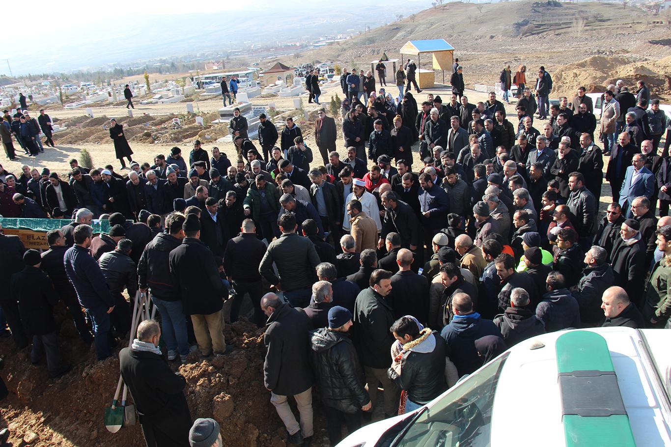 Elazığ'daki depremde hayatını kaybeden 2 küçük kardeş aynı tabuta konuldu